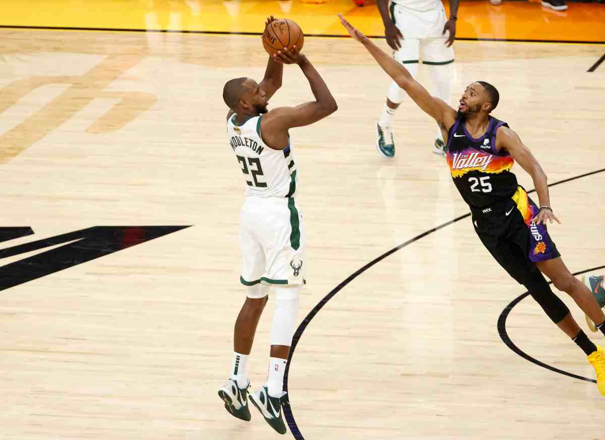 Khris Middleton scores 8 while coming off bench in Bucks win - ESPN